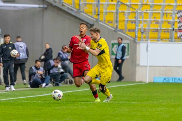 Aachen, Deutschland 18. Oktober 2025: 3. Liga - 2025 2026 - Alemannia Aachen vs. FC Ingolstadt 04 Im Bild: v.li. Marcel Costly (FCI) im Zweikampf DFB regulations prohibit any use of photographs as image sequences and or quasi-video Tivoli Nordrhein Westfalen Copyright: xFotostandx xSchäferx