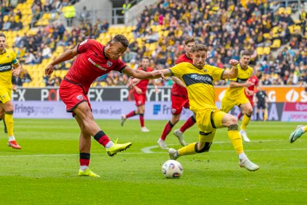Aachen, Deutschland 18. Oktober 2025: 3. Liga - 2025 2026 - Alemannia Aachen vs. FC Ingolstadt 04 Im Bild: v. li. im Zweikampf Marcel Costly (FCI) und Felix Meyer (Aachen) DFB regulations prohibit any use of photographs as image sequences and or quasi-video Tivoli Nordrhein Westfalen Copyright: xFotostandx xSchäferx