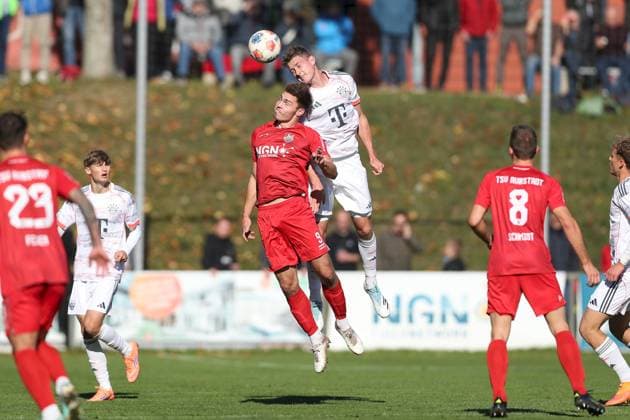 18.10.2025, xjcx, Herren, Fussball, Saison 2025 2026, Regionalliga Bayern, 14. Spieltag: TSV Aubstadt - FC Bayern Muenchen II Max Grimm ( 9, TSV Aubstadt) und David Heindl ( 4, FC Bayern München II) Sulzfeld Schulstadion Aubstadt Bayern Deutschland