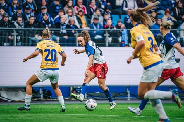 Google Pixel Frauen-Bundesliga: Hamburger SV vs. FC Carl Zeiss Jena, 18.10.2025 Melanie Brunnthaler (Hamburger SV, 11) bringt den Ball rein; Google Pixel Frauen-Bundesliga, 7. Spieltag: Hamburger SV vs. FC Carl Zeiss Jena am 18.10.2025 im Volksparkstadion, Hamburg DFB DFL REGULATIONS PROHIBIT ANY USE OF PHOTOGRAPHS AS IMAGE SEQUENCES AND OR QUASI-VIDEO. Copyright: xBEAUTIFULxSPORTS Tonhäuserx