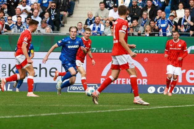 18.10.2025, xhettx, Fussball 2.Bundesliga, Karlsruher SC - 1.FC Kaiserslautern v.l. David Herold (Karlsruher SC, 20) umzingelt von Lautenspieler (DFL DFB REGULATIONS PROHIBIT ANY USE OF PHOTOGRAPHS as IMAGE SEQUENCES and or QUASI-VIDEO) Karlsruhe