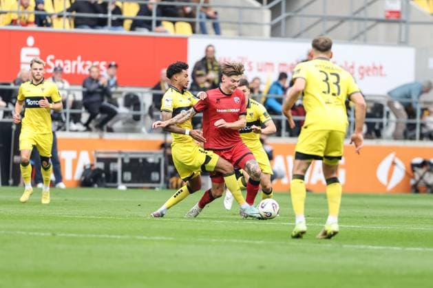 3. Liga; Alemannia Aachen - FC Ingolstadt 04; Zweikampf Kampf um den Ball Frederik Christensen (11, FCI) da Silva Kiala Joel (37 AA) 3. Liga - FC Ingolstadt 04 Saison 2025 2026 Alemannia Aachen