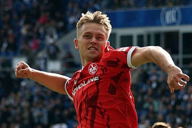 18.10.2025, xrekx, Fussball 2.Bundesliga, Karlsruher SC - 1.FC Kaiserslautern v.l. Torjubel nach dem Tor zum celebrating the goal celebrate 0:2 durch Naatan Skyttä Skyttae (1.FC Kaiserslautern) (DFL DFB REGULATIONS PROHIBIT ANY USE OF PHOTOGRAPHS as IMAGE SEQUENCES and or QUASI-VIDEO) Karlsruhe