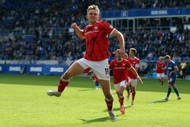 18.10.2025, xrekx, Fussball 2.Bundesliga, Karlsruher SC - 1.FC Kaiserslautern v.l. Torjubel nach dem Tor zum celebrating the goal celebrate 0:2 durch Naatan Skyttä Skyttae (1.FC Kaiserslautern) (DFL DFB REGULATIONS PROHIBIT ANY USE OF PHOTOGRAPHS as IMAGE SEQUENCES and or QUASI-VIDEO) Karlsruhe
