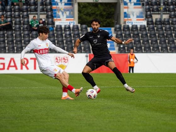 Zweikampf Efe Korkut (VfB Stuttgart II, 11) vs. Ekin Celebi (1. FC Schweinfurth, 11) GER, VfB Stuttgart II vs. 1. FC Schweinfurth, Fussball, 3. Liga, Spielzeit 2025 2026, 18.10.2025 GER, VfB Stuttgart II vs. 1. FC Schweinfurth, Fussball, 3. Liga, Spielzeit 2025 2026, 18.10.2025 Aspach Copyright: xEibner-Pressefoto CarstenxSchwerx EP_CSG