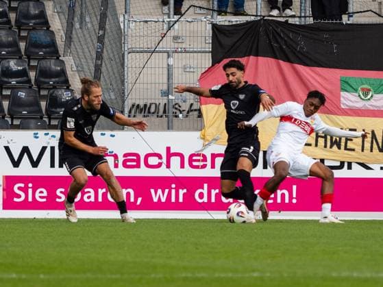 Zweikampf Lucas Zeller (1. FC Schweinfurth, 06) vs. Justin Diehl (VfB Stuttgart II, 26), links Kristian Boehnlein (1. FC Schweinfurth, 13) GER, VfB Stuttgart II vs. 1. FC Schweinfurth, Fussball, 3. Liga, Spielzeit 2025 2026, 18.10.2025 GER, VfB Stuttgart II vs. 1. FC Schweinfurth, Fussball, 3. Liga, Spielzeit 2025 2026, 18.10.2025 Aspach Copyright: xEibner-Pressefoto CarstenxSchwerx EP_CSG