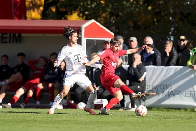 18.10.2025, xjcx, Herren, Fussball, Saison 2025 2026, Regionalliga Bayern, 14. Spieltag: TSV Aubstadt - FC Bayern Muenchen II Adin Licina ( 7, FC Bayern München II) und Egor Zelenskiy ( 21, TSV Aubstadt) Sulzfeld Schulstadion Aubstadt Bayern Deutschland