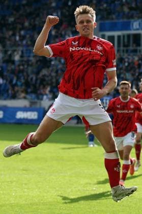 18.10.2025, xrekx, Fussball 2.Bundesliga, Karlsruher SC - 1.FC Kaiserslautern v.l. Torjubel nach dem Tor zum celebrating the goal celebrate 0:2 durch Naatan Skyttä Skyttae (1.FC Kaiserslautern) (DFL DFB REGULATIONS PROHIBIT ANY USE OF PHOTOGRAPHS as IMAGE SEQUENCES and or QUASI-VIDEO) Karlsruhe