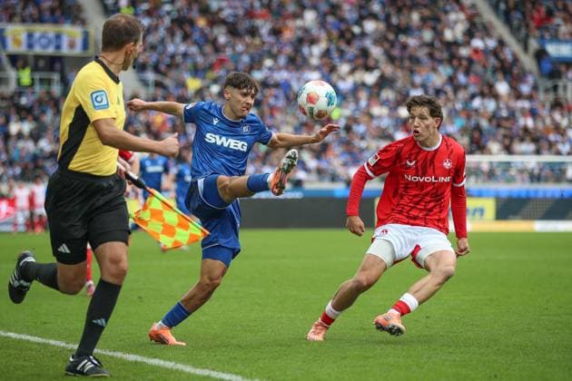 Rafael Pinto Pedrosa (Karlsruher SC, 36) im Zweikampf mit Leon Robinson (1. FC Kaiserslautern, 37), Karlsruher SC vs. 1. FC Kaiserslautern, 2. Bundesliga, 9. Spieltag, 2025 2026, 18.10.2025, DFL REGULATIONS PROHIBIT ANY USE OF PHOTOGRAPHS AS IMAGE SEQUENCES AND OR QUASI-VIDEO, Karlsruher SC vs. 1. FC Kaiserslautern, 2. Bundesliga, 9. Spieltag, 2025 2026, 18.10.2025 Karlsruhe
