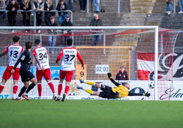 Phil Sieben (Rot Weiss Oberhausen, 7) li. Mit dem Schuss zum 0-1. Leon Klußmann (Sportfreunde Siegen, 21) im Tor ohne Chance Sportfreunde Siegen - Rot-Weiß Oberhausen 18.10.2025 Fussball, Regionalliga West, 12. Spieltag, GER, Siegen, Leimbachstadion Copyright: HMBxMedia xMarcoxBader