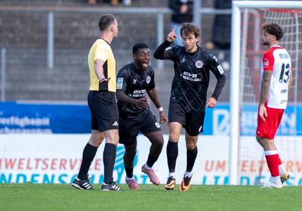 Phil Sieben (Rot Weiss Oberhausen, 7) jubelt über sein Tor Sportfreunde Siegen - Rot-Weiß Oberhausen 18.10.2025 Fussball, Regionalliga West, 12. Spieltag, GER, Siegen, Leimbachstadion Copyright: HMBxMedia xMarcoxBader
