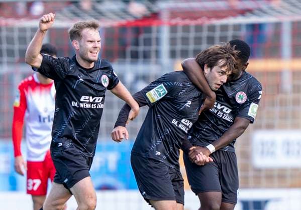 RW Oberhausen jubelt über das 0-1 durch Phil Sieben (Rot Weiss Oberhausen, 7) Sportfreunde Siegen - Rot-Weiß Oberhausen 18.10.2025 Fussball, Regionalliga West, 12. Spieltag, GER, Siegen, Leimbachstadion Copyright: HMBxMedia xMarcoxBader