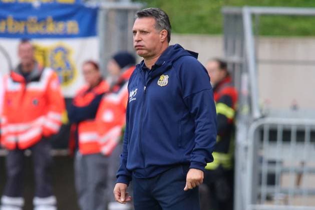 18.10.2025, xpfrx, Fussball 3.Liga, 1.FC Saarbruecken - SC Verl v.l. Trainer Alois Schwartz (1.FC Saarbruecken) (DFL DFB REGULATIONS PROHIBIT ANY USE OF PHOTOGRAPHS as IMAGE SEQUENCES and or QUASI-VIDEO) Saarbruecken