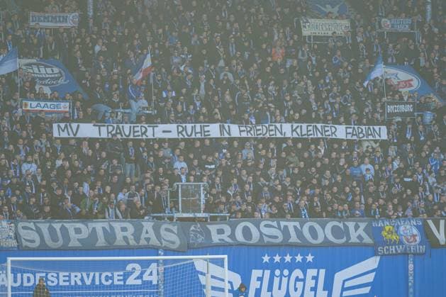 Rostock, Deutschland 18. Oktober 2025: 3. Liga - 2025 2026 - FC Hansa Rostock vs. SV Wehen Wiesbaden Im Bild: Banner auf der Südtribüne. MV trauert - Ruhe in Frieden kleiner Fabian DFB regulations prohibit any use of photographs as image sequences and or quasi-video. Copyright: xFotostandx xVoelkerx