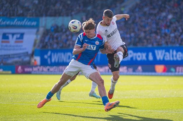 Rostock, Deutschland 18. Oktober 2025: 3. Liga - 2025 2026 - FC Hansa Rostock vs. SV Wehen Wiesbaden Im Bild: v. li. im Zweikampf Ryan Naderi (Hansa Rostock) und Ole Wohlers (SV Wehen Wiesbaden) DFB regulations prohibit any use of photographs as image sequences and or quasi-video. Copyright: xFotostandx xVoelkerx