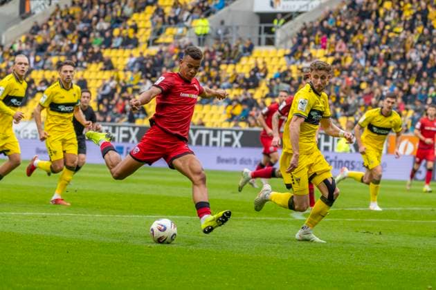 Aachen, Deutschland 18. Oktober 2025: 3. Liga - 2025 2026 - Alemannia Aachen vs. FC Ingolstadt 04 Im Bild: v. li. im Zweikampf Marcel Costly (FCI) und Felix Meyer (Aachen) DFB regulations prohibit any use of photographs as image sequences and or quasi-video Tivoli Nordrhein Westfalen Copyright: xFotostandx xSchäferx