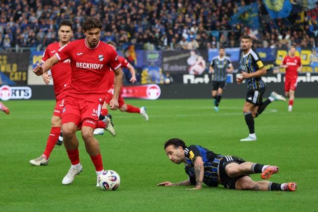 18.10.2025, Fussball, Herren, 3. Liga, Saison 2025 2026, 1. FC Saarbrücken - SC Verl, Calogero Rizzuto (1. FC Saarbruecken), Fynn Otto (SC Verl) Saarbrücken Ludwigsparkstadion Saarland Deutschland (DE) Copyright: xSebastianxBachx