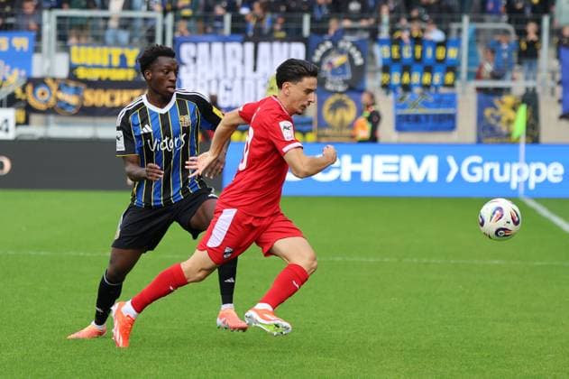 18.10.2025, Fussball, Herren, 3. Liga, Saison 2025 2026, 1. FC Saarbrücken - SC Verl, Abdoulaye Kamara (1. FC Saarbruecken), Timur Gayret (SC Verl) Saarbrücken Ludwigsparkstadion Saarland Deutschland (DE) Copyright: xSebastianxBachx