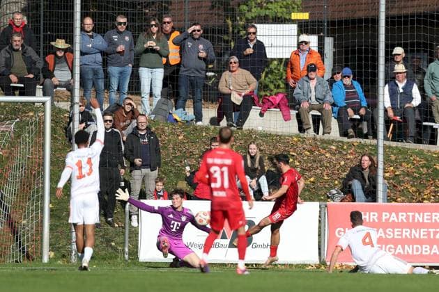 18.10.2025, xjcx, Herren, Fussball, Saison 2025 2026, Regionalliga Bayern, 14. Spieltag: TSV Aubstadt - FC Bayern Muenchen II Timo Pitter ( 10, TSV Aubstadt) erzielt das 1:0 gegen Leon Klanac ( 1, FC Bayern München II) Sulzfeld Schulstadion Aubstadt Bayern Deutschland