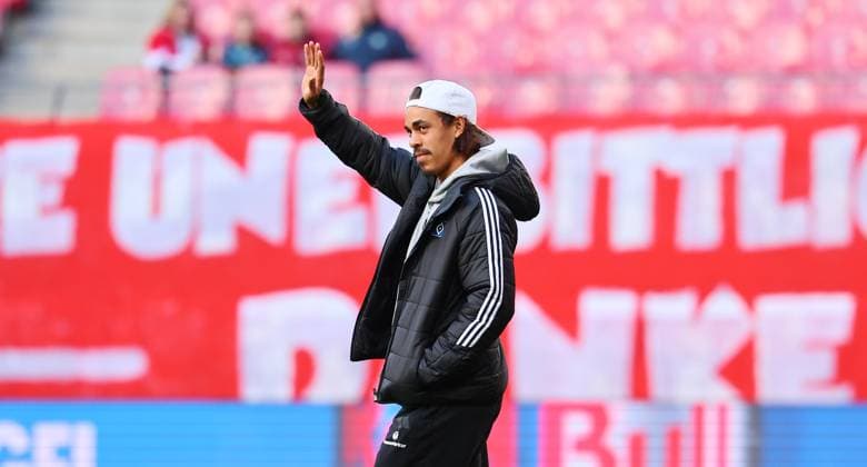 RB Leipzig - Hamburg Bundesliga Leipzig, 18.10.2025, Red Bull Arena, Fussball, Bundesliga, Spieltag 7 , RB Leipzig vs. Hamburger SV , Platzbegehung. Im Bild: Yussuf Poulsen (HSV) grüßt Leipzigs Fans. Der ehemalige RB Spieler spielt seit dieser Saison für die Hamburger. ,