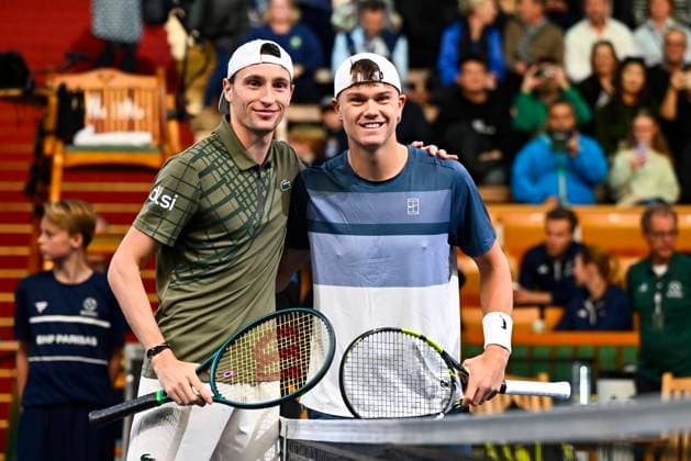 STOCKHOLM, SVERIGE 20251018 Frankrikes Ugo Humbert möter Danmarks Holger Rune i semifinal under tennisturneringen BNP Paribas Nordic Open i Kungliga tennishallen. STOCKHOLM SVERIGE x10040x