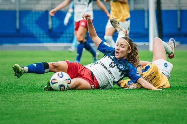 Google Pixel Frauen-Bundesliga: Hamburger SV vs. FC Carl Zeiss Jena, 18.10.2025 Melanie Brunnthaler (Hamburger SV, 11) mit Felicia Sträßer (FC Carl Zeiss Jena, 8) im Zweikampf; Google Pixel Frauen-Bundesliga, 7. Spieltag: Hamburger SV vs. FC Carl Zeiss Jena am 18.10.2025 im Volksparkstadion, Hamburg DFB DFL REGULATIONS PROHIBIT ANY USE OF PHOTOGRAPHS AS IMAGE SEQUENCES AND OR QUASI-VIDEO. Copyright: xBEAUTIFULxSPORTS Tonhäuserx