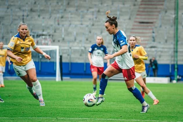 Google Pixel Frauen-Bundesliga: Hamburger SV vs. FC Carl Zeiss Jena, 18.10.2025 Viktoria Schwalm (Hamburger SV, 23) am Ball; Google Pixel Frauen-Bundesliga, 7. Spieltag: Hamburger SV vs. FC Carl Zeiss Jena am 18.10.2025 im Volksparkstadion, Hamburg DFB DFL REGULATIONS PROHIBIT ANY USE OF PHOTOGRAPHS AS IMAGE SEQUENCES AND OR QUASI-VIDEO. Copyright: xBEAUTIFULxSPORTS Tonhäuserx