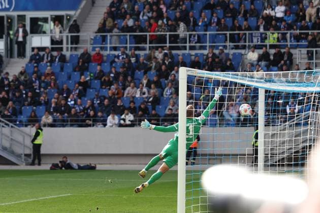 18.10.2025, xrekx, Fussball 2.Bundesliga, Karlsruher SC - 1.FC Kaiserslautern v.l. Torschuss zum 0:2 durch Naatan Skyttä Skyttae (1.FC Kaiserslautern) Hans Christian Bernat (Karlsruher SC) (DFL DFB REGULATIONS PROHIBIT ANY USE OF PHOTOGRAPHS as IMAGE SEQUENCES and or QUASI-VIDEO) Karlsruhe