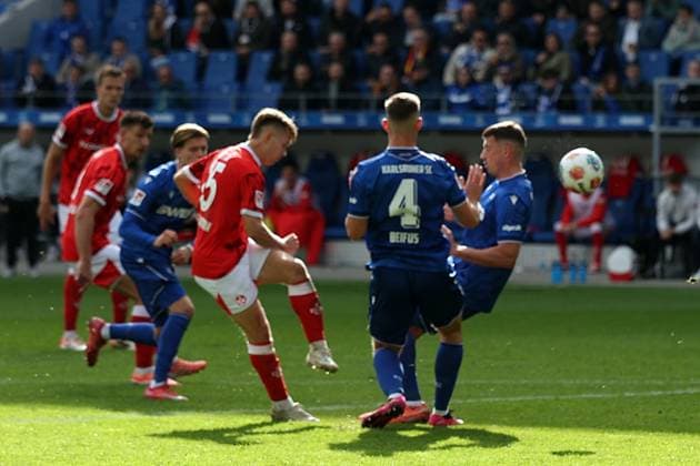18.10.2025, xrekx, Fussball 2.Bundesliga, Karlsruher SC - 1.FC Kaiserslautern v.l. Torschuss zum 0:2 durch Naatan Skyttä Skyttae (1.FC Kaiserslautern) Hans Christian Bernat (Karlsruher SC) (DFL DFB REGULATIONS PROHIBIT ANY USE OF PHOTOGRAPHS as IMAGE SEQUENCES and or QUASI-VIDEO) Karlsruhe