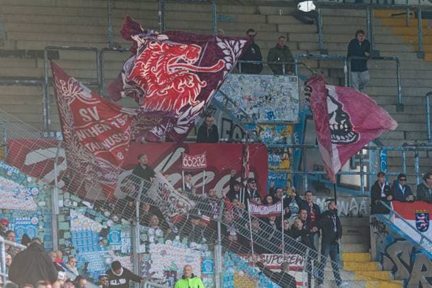 Rostock, Deutschland 18. Oktober 2025: 3. Liga - 2025 2026 - FC Hansa Rostock vs. SV Wehen Wiesbaden Im Bild: Fankurve Wehen Wiesbaden DFB regulations prohibit any use of photographs as image sequences and or quasi-video. Copyright: xFotostandx xVoelkerx