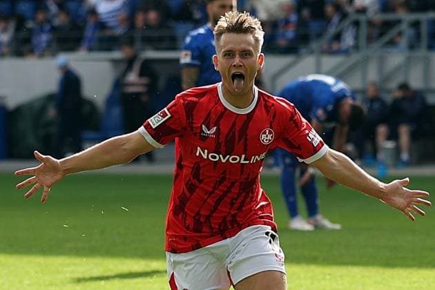 18.10.2025, xrekx, Fussball 2.Bundesliga, Karlsruher SC - 1.FC Kaiserslautern v.l. Torjubel nach dem Tor zum celebrating the goal celebrate 0:2 durch Naatan Skyttä Skyttae (1.FC Kaiserslautern) (DFL DFB REGULATIONS PROHIBIT ANY USE OF PHOTOGRAPHS as IMAGE SEQUENCES and or QUASI-VIDEO) Karlsruhe