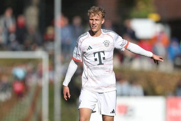 18.10.2025, xjcx, Herren, Fussball, Saison 2025 2026, Regionalliga Bayern, 14. Spieltag: TSV Aubstadt - FC Bayern Muenchen II Kurt Rüger ( 6, FC Bayern München II) gestikuliert, Arme, Hände, gibt Anweisungen Sulzfeld Schulstadion Aubstadt Bayern Deutschland