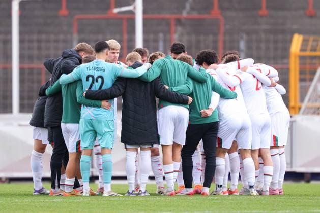 Team (FC Augsburg II), Spielerkreis beim Spiel zwischen FC Augsburg II v TSV Buchbach, Fußball, Herren, Regionalliga Bayern, 2025 2026, 14.Spieltag am 18.10.2025 in Augsburg, Rosenaustadion. Bayern Deutschland