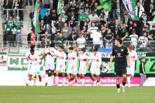 18.10.2025, Fussball, Herren, 11. Spieltag Dritte Liga Saison 2025 2026: VfB Stuttgart II - FC Schweinfurt 05 Nils Piwernetz (FC Schweinfurt 05, 19) enttäuscht, während die Stuttgarter ihren Treffer zum 1:0 feiern