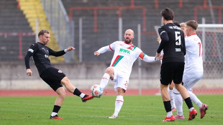 Hendrik Hofgärtner (28, FC Augsburg II) und Albano Gashi (34, TSV Buchbach) beim Spiel zwischen FC Augsburg II v TSV Buchbach, Fußball, Herren, Regionalliga Bayern, 2025 2026, 14.Spieltag am 18.10.2025 in Augsburg, Rosenaustadion. Bayern Deutschland