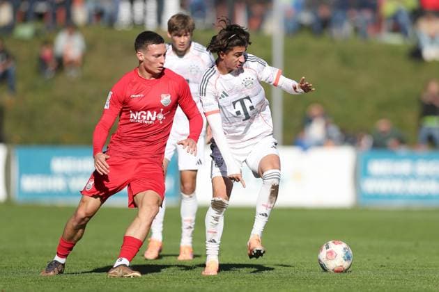 18.10.2025, xjcx, Herren, Fussball, Saison 2025 2026, Regionalliga Bayern, 14. Spieltag: TSV Aubstadt - FC Bayern Muenchen II Radzivon Hushcha ( 18, TSV Aubstadt) und Adin Licina ( 7, FC Bayern München II) Sulzfeld Schulstadion Aubstadt Bayern Deutschland