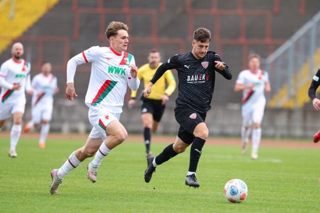 Manuel Mattera (13, TSV Buchbach) und Florian Hangl (27, FC Augsburg II) beim Spiel zwischen FC Augsburg II v TSV Buchbach, Fußball, Herren, Regionalliga Bayern, 2025 2026, 14.Spieltag am 18.10.2025 in Augsburg, Rosenaustadion. Bayern Deutschland