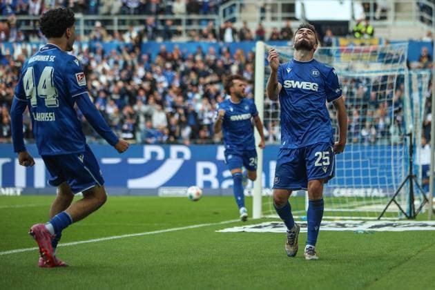 Lilian Egloff (Karlsruher SC, 25) mit coolem Jubel nach seinem Ausgleich zum 2:2 Laghrissi Eymen (Karlsruher SC, 44), Karlsruher SC vs. 1. FC Kaiserslautern, 2. Bundesliga, 9. Spieltag, 2025 2026, 18.10.2025, DFL REGULATIONS PROHIBIT ANY USE OF PHOTOGRAPHS AS IMAGE SEQUENCES AND OR QUASI-VIDEO, Karlsruher SC vs. 1. FC Kaiserslautern, 2. Bundesliga, 9. Spieltag, 2025 2026, 18.10.2025 Karlsruhe