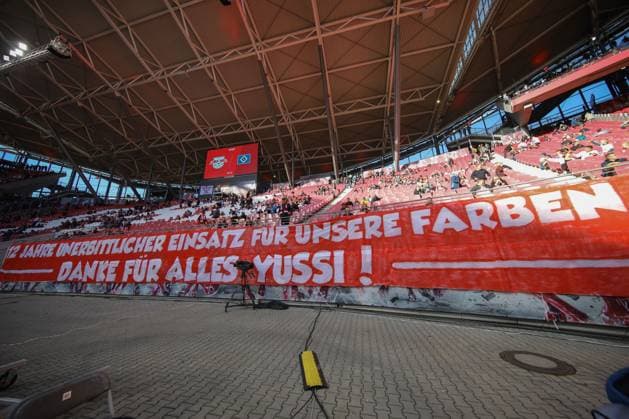 18.10.2025, xtgx, Fussball 1. Bundesliga, RB Leipzig - Hamburger SV emspor, v.l. Spruchband Banner Danke für alles Yussi für Yussuf Poulsen (HSV, 15) (DFL DFB REGULATIONS PROHIBIT ANY USE OF PHOTOGRAPHS as IMAGE SEQUENCES and or QUASI-VIDEO) Leipzig