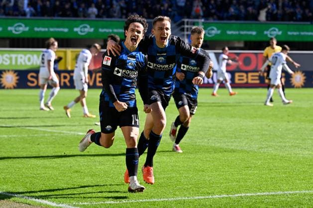 Paderborn, Home Deluxe Arena, 18.10.25, GER, Herren, 2.Bundesliga, Saison 2025-2026, SC Paderborn 07 - DSC Arminia Bielefeld Bild: Mika BAUR (Paderborn) jubelt nach seinem Tor zum 1:1 mit Filip BILBIJA (Paderborn) DFL regulations prohibit any use of photographs as image sequences and or quasi-video. NRW Deutschland