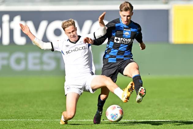 Paderborn, Home Deluxe Arena, 18.10.25, GER, Herren, 2.Bundesliga, Saison 2025-2026, SC Paderborn 07 - DSC Arminia Bielefeld Bild: v.li. im Zweikampf Sam SCHRECK (Bielefeld) und Nick BAETZNER (Paderborn) DFL regulations prohibit any use of photographs as image sequences and or quasi-video. NRW Deutschland