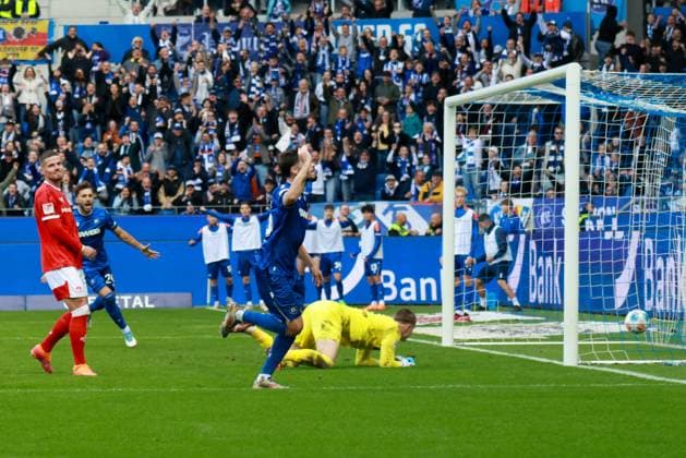 18.10.2025, xhettx, Fussball 2.Bundesliga, Karlsruher SC - 1.FC Kaiserslautern v.l. Lilian Niclas Egloff (Karlsruher SC, 25) bejubelt seinen Treffer zum 2:2 (DFL DFB REGULATIONS PROHIBIT ANY USE OF PHOTOGRAPHS as IMAGE SEQUENCES and or QUASI-VIDEO) Karlsruhe