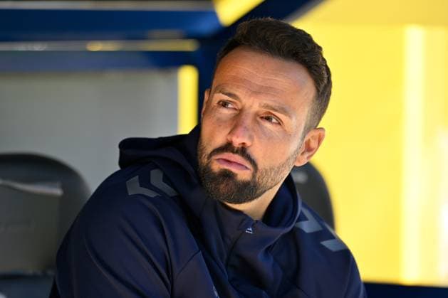 Paderborn, Home Deluxe Arena, 18.10.25, GER, Herren, 2.Bundesliga, Saison 2025-2026, SC Paderborn 07 - DSC Arminia Bielefeld Bild: Trainer Ralf KETTEMANN (Paderborn) DFL regulations prohibit any use of photographs as image sequences and or quasi-video. NRW Deutschland