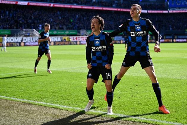 Paderborn, Home Deluxe Arena, 18.10.25, GER, Herren, 2.Bundesliga, Saison 2025-2026, SC Paderborn 07 - DSC Arminia Bielefeld Bild: Mika BAUR (Paderborn) jubelt nach seinem Tor zum 1:1 mit Filip BILBIJA (Paderborn) DFL regulations prohibit any use of photographs as image sequences and or quasi-video. NRW Deutschland