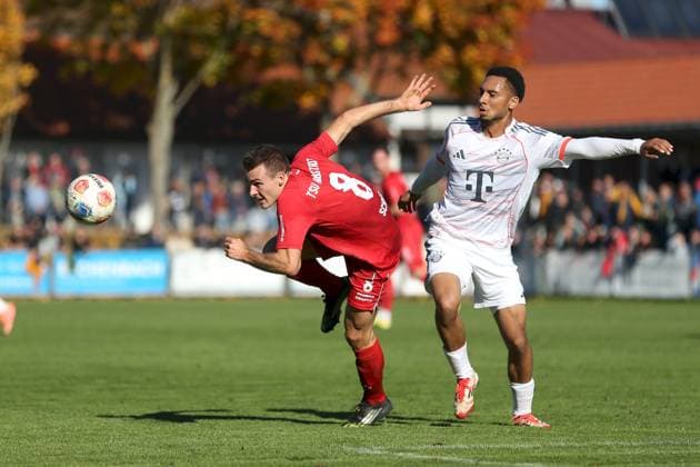 18.10.2025, xjcx, Herren, Fussball, Saison 2025 2026, Regionalliga Bayern, 14. Spieltag: TSV Aubstadt - FC Bayern Muenchen II Nico Schmidt ( 8, TSV Aubstadt) und Vincent Ugo Manuba ( 11, FC Bayern München II) Sulzfeld Schulstadion Aubstadt Bayern Deutschland