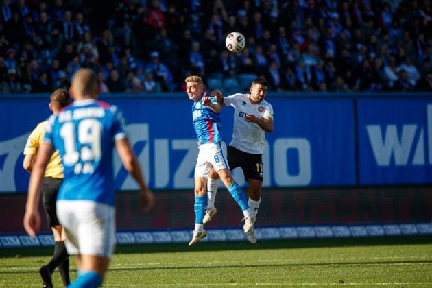 links Cedric Harenbrock (Rostock) gegen Tarik Gözüsirin (SVW) ; GER, FC Hansa Rostock vs. SV Wehen-Wiesbaden, Fußball, Männer, 3. Liga, 11.Spieltag, Spielzeit 2025 2026,18.10.2025 Rostock Ostseestadion Mecklenburg - Vorpommern Deutschland