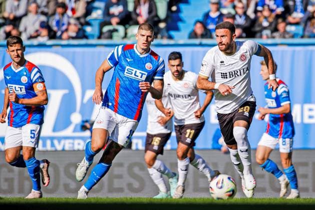 Fussball - 3. Liga - Hansa Rostock - SV Wehen Wiesbaden - 18.10.25, Jan Mejdr (HANSA), Fatih Kaya (SVWW) -