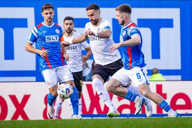 Fussball - 3. Liga - Hansa Rostock - SV Wehen Wiesbaden - 18.10.25, Marco Schuster (HANSA), Fatih Kaya (SVWW), Jonas Dirkner (HANSA), -