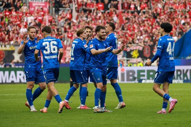 18.10.2025, xhettx, Fussball 2.Bundesliga, Karlsruher SC - 1.FC Kaiserslautern v.l. Lilian Niclas Egloff (Karlsruher SC, 25) bejubelt seinen Treffer zum 2:2 mit Eymen Laghrissi (Karlsruher SC, 44) (DFL DFB REGULATIONS PROHIBIT ANY USE OF PHOTOGRAPHS as IMAGE SEQUENCES and or QUASI-VIDEO) Karlsruhe