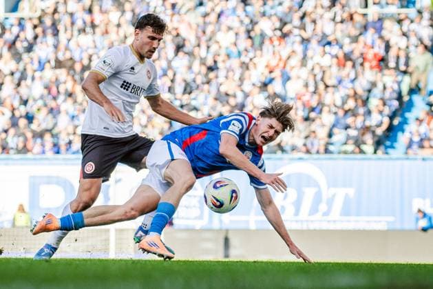 Fussball - 3. Liga - Hansa Rostock - SV Wehen Wiesbaden - 18.10.25, David Suarez (SVWW), Ryan Naderi (HANSA), -